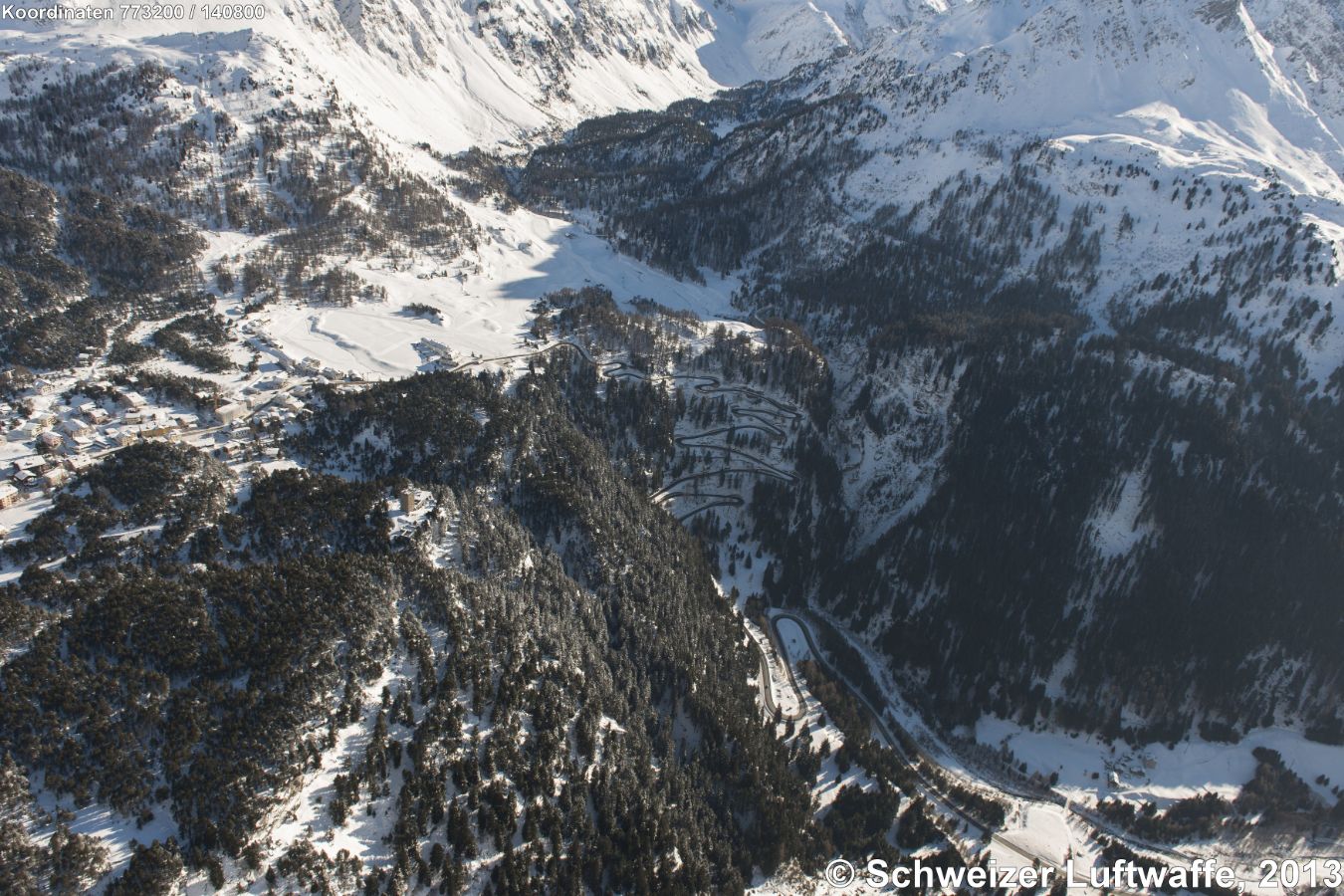 Malojapass, Bildmitte links: Maloja